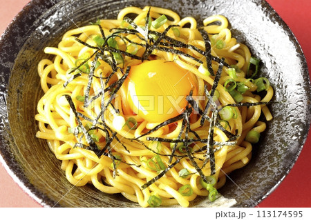 卵黄、刻み海苔、小ねぎが乗った油そばを俯瞰で撮影 卵黄、刻み海苔、小ねぎが乗った油そばを俯瞰で撮影 113174595