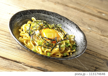 卵黄、刻み海苔、小ねぎが乗った油そば 113174646