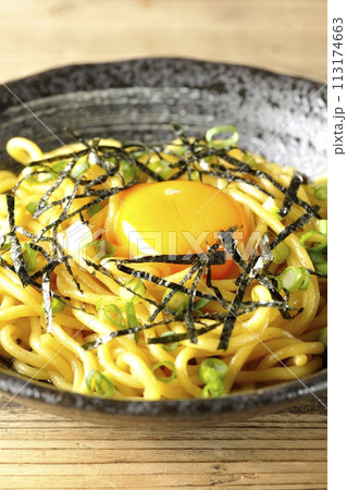 卵黄、刻み海苔、小ねぎが乗った油そば 卵黄、刻み海苔、小ねぎが乗った油そば 113174663