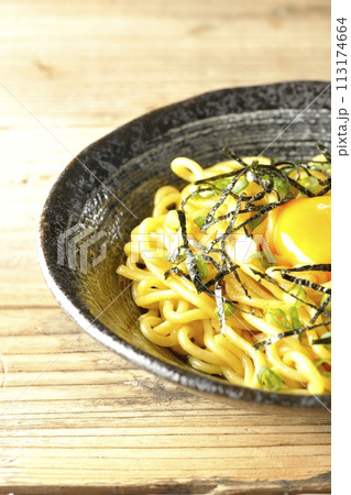 卵黄、刻み海苔、小ねぎが乗った油そば 113174664