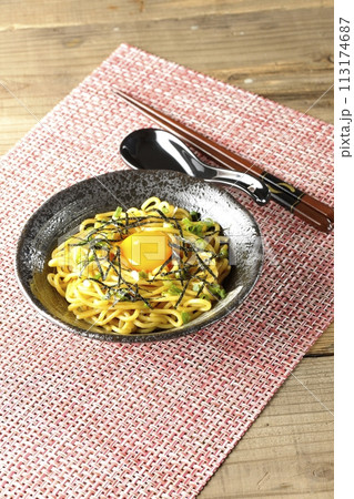 卵黄、刻み海苔、小ねぎが乗った油そば 卵黄、刻み海苔、小ねぎが乗った油そば 113174687