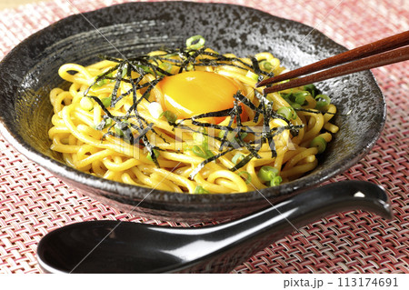 卵黄、刻み海苔、小ねぎが乗った油そば 113174691