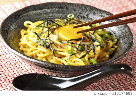 卵黄、刻み海苔、小ねぎが乗った油そば 113174692