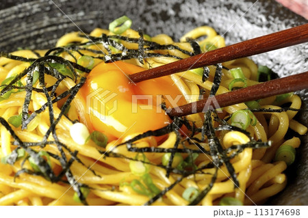 卵黄、刻み海苔、小ねぎが乗った油そば 113174698