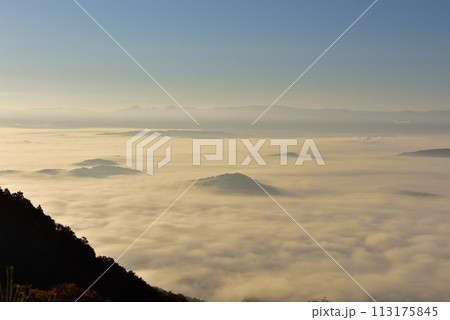 御斎（おとぎ）峠展望台からの伊賀盆地の雲海 113175845