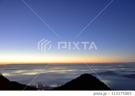 御斎（おとぎ）峠展望台からの伊賀盆地の雲海 113175865