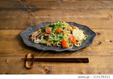 スモークチキン塩焼きそば 113176321