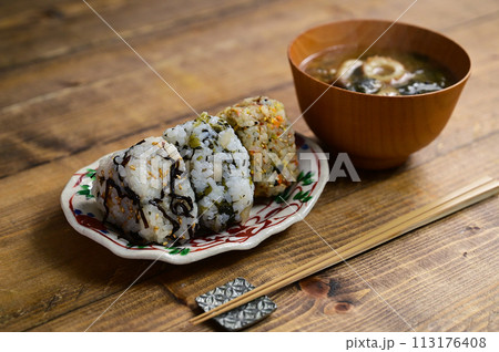 三色のおにぎりとみそ汁 113176408