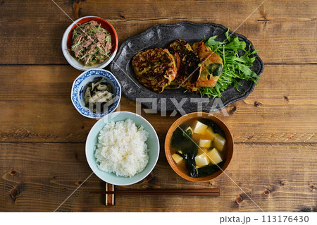 一汁二菜 白和えのおやきと水菜の和え物 一汁二菜 白和えのおやきと水菜の和え物 113176430