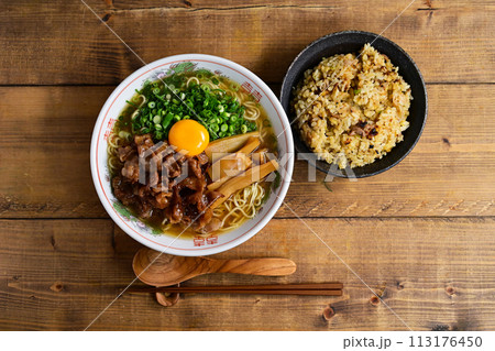 豚バラ肉のラーメンと炒飯 113176450