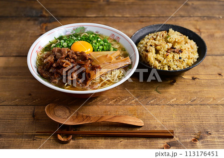 豚バラ肉のラーメンと炒飯 113176451