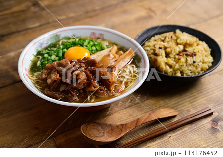 豚バラ肉のラーメンと炒飯 113176452