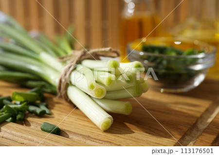 Green onion, concept of fresh vegetable, fresh raw food Green onion, concept of fresh vegetable, fresh raw food 113176501