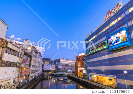 日本の横浜都市景観 金曜日の夜。横浜駅前の飲み屋街裏側。幸橋から横浜駅、ムービルなどを望む=29日 日本の横浜都市景観 金曜日の夜。横浜駅前の飲み屋街裏側。幸橋から横浜駅、ムービルなどを望む=29日 113176693