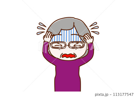 (上半身正面)真っ青になりながら頭をかかえて焦る高齢の女性 (上半身正面)真っ青になりながら頭をかかえて焦る高齢の女性 113177547