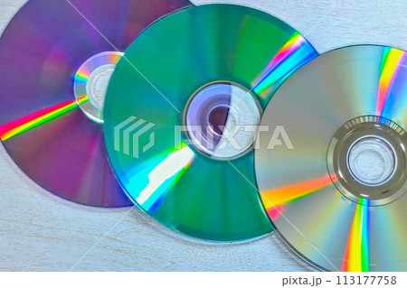 虹色に反射するCDとDVDの写真素材 [113177758] - PIXTA