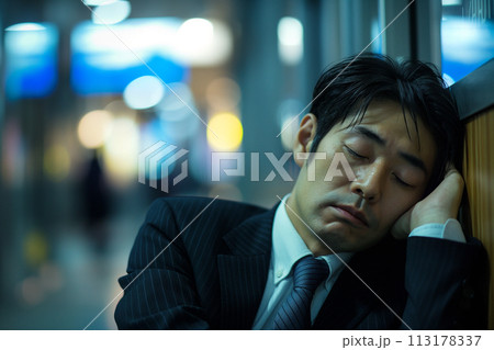 ストレスで酔い潰れるビジネスマン 113178337