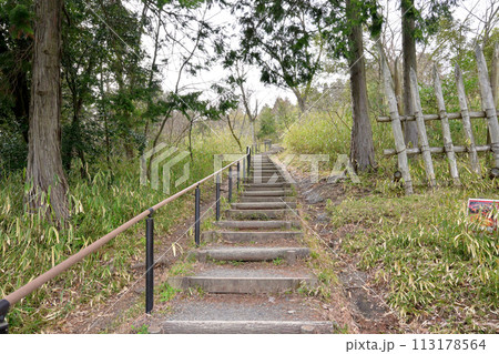 関ヶ原古戦場跡 笹尾山 石田三成陣跡へ続く階段(岐阜県不破郡関ケ原町) 関ヶ原古戦場跡 笹尾山 石田三成陣跡へ続く階段(岐阜県不破郡関ケ原町) 113178564