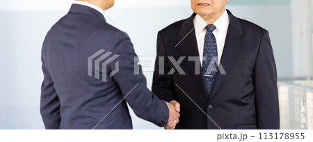 ビジネスマン 2人 握手 顔なし ビジネスマン 2人 握手 顔なし 113178955