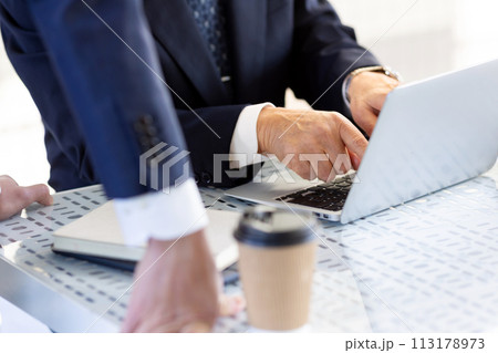 ビジネス　上司　部下　ノートパソコン　手元 113178973