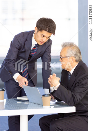 ビジネス　上司　部下 113178982