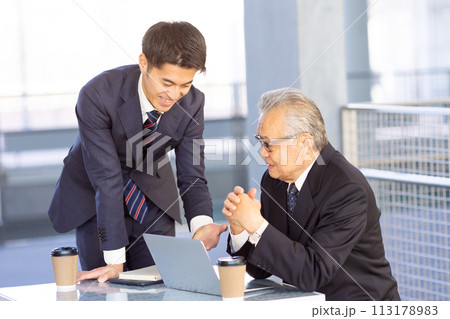 ビジネス　上司　部下 113178983