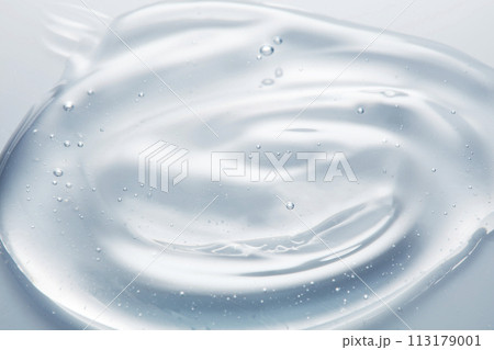 潤いのある化粧水の液体 113179001