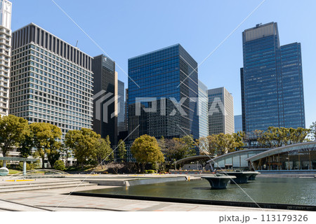 皇居外苑から見た風景、高層ビル群、和田倉噴水公園 皇居外苑から見た風景、高層ビル群、和田倉噴水公園 113179326