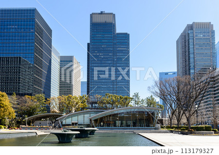 皇居外苑から見た風景、高層ビル群、和田倉噴水公園 113179327