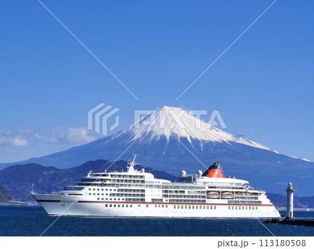 静岡県　クルーズ客船　オイローパ号と富士山　3月 113180508