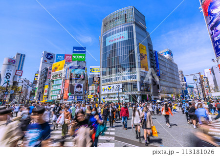 日本の東京都市景観 インバウンド…まるで外国…外国人観光客ばかりで大賑わいの渋谷駅前＝3月31日 113181026