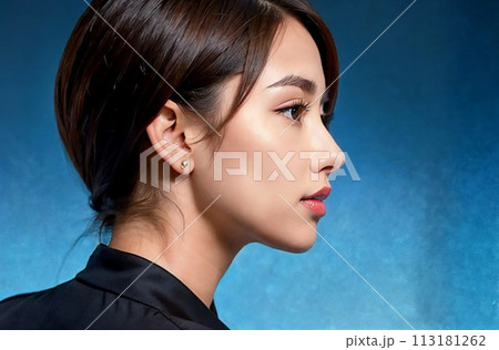青背景のオーディションのイメージのクールな女性 113181262