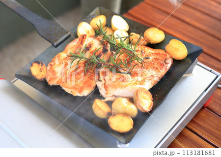 春のキャンプで焼き色が付いたグリルチキン 春のキャンプで焼き色が付いたグリルチキン 113181681