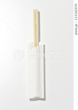 割り箸を白背景で撮影 113182070