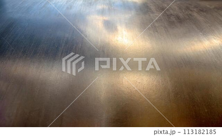 光が反射して輝く金属 光が反射して輝く金属 113182185