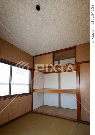 遺品整理をして荷物をすべて運び出して空っぽになった部屋と押し入れ 遺品整理をして荷物をすべて運び出して空っぽになった部屋と押し入れ 113184158