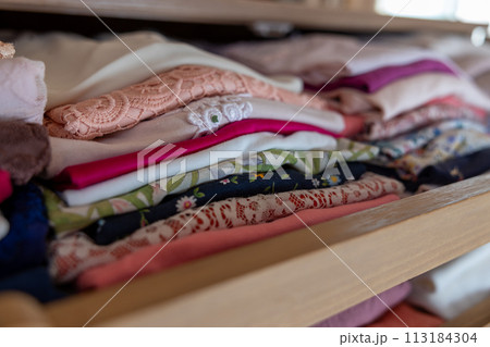 きれいにたたんでタンスに収納してあるシニア女性の洋服 113184304