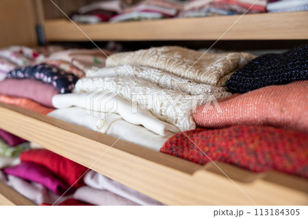 きれいにたたんでタンスに収納してあるシニア女性の洋服 113184305