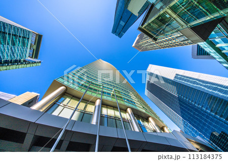 日本の東京都市景観 新景・汐留の摩天楼やエレベーターなどを望む…輝く希望の時代へ＝27日 113184375
