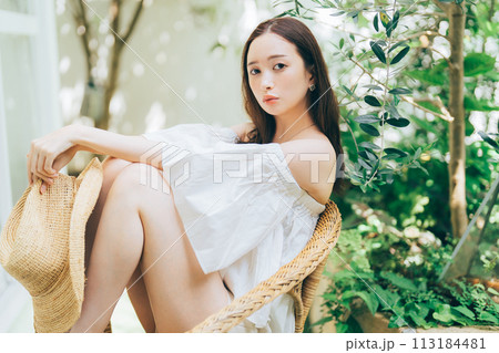 若い女性のリゾートイメージ 若い女性のリゾートイメージ 113184481