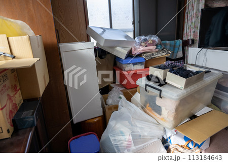 実家じまいで業者に不用品の買取査定をしてもらっているところ 113184643