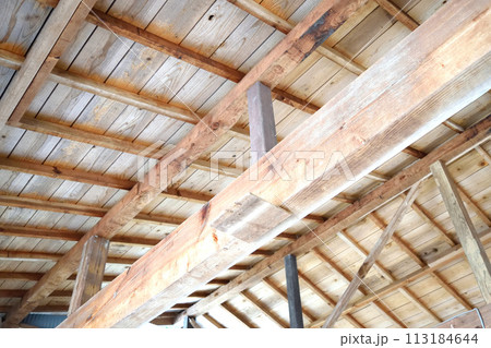 ツバメの入居待ちの屋根裏 113184644