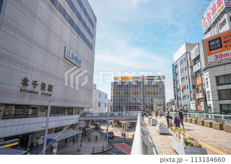 北千住駅西口前　歩行者デッキと街並み　東京都足立区 113184660