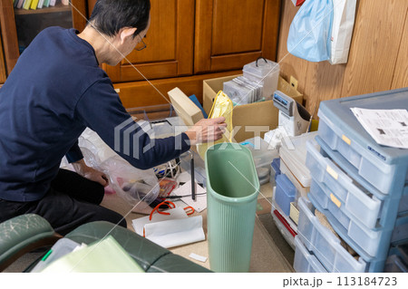 実家の生前整理をしている一人の男性 実家の生前整理をしている一人の男性 113184723