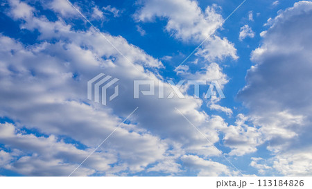 青空に流れるたくさんの雲 青空に流れるたくさんの雲 113184826