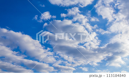 青空に流れるたくさんの雲 青空に流れるたくさんの雲 113184840
