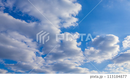 青空に流れるたくさんの雲 113184877