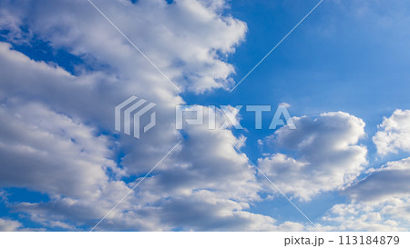 青空に流れるたくさんの雲 青空に流れるたくさんの雲 113184879