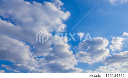 青空に流れるたくさんの雲 113184882