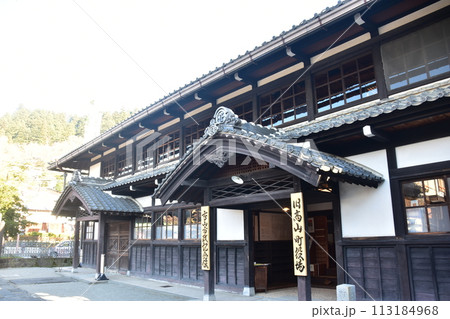 日本の春 岐阜県の高山市 旧高山町役場 高山市政記念館 歴史を感じさせるレトロな日本家屋 日本の春 岐阜県の高山市 旧高山町役場 高山市政記念館 歴史を感じさせるレトロな日本家屋 113184968